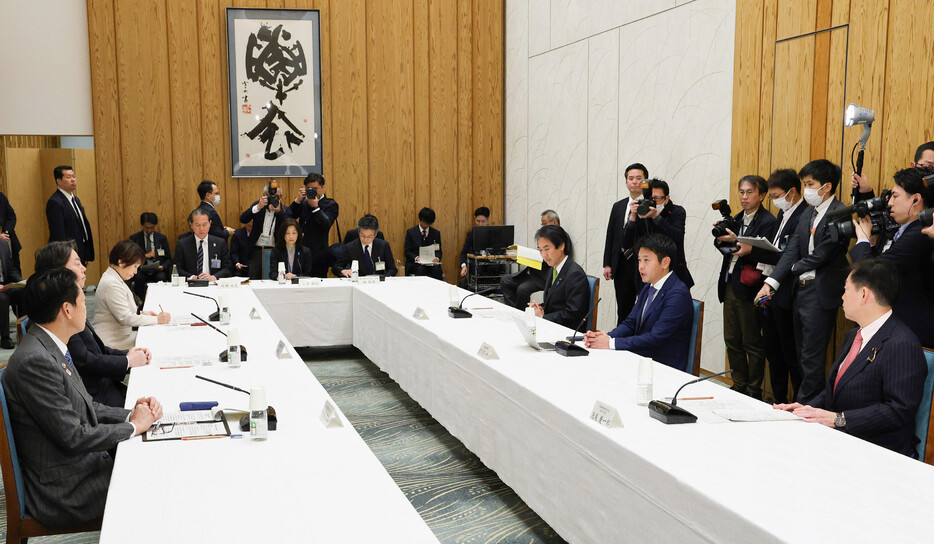 第１４回核燃料サイクル協議会で発言する青森県の宮下宗一郎知事（右手前から２人目）＝２４日午前、首相官邸