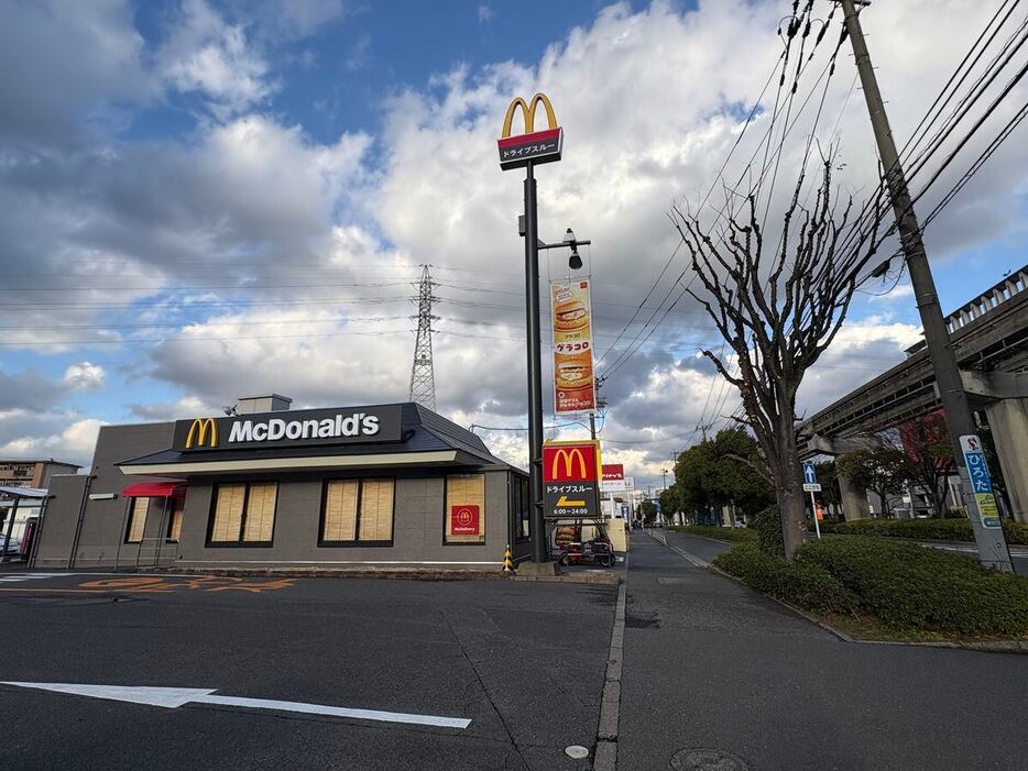 中学生が刺される事件のあったファストフード店「マクドナルド３２２徳力店」＝１８日午後、北九州市小倉南区