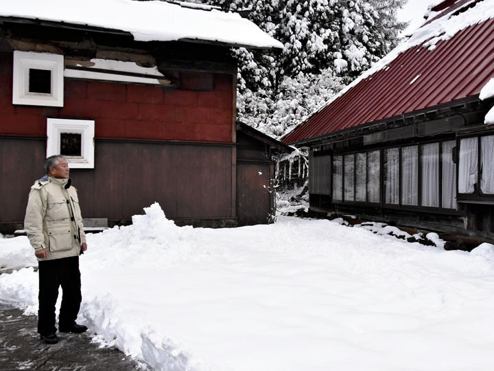 会津若松市の市街化調整区域にある空き家を見つめる田中さん。飲食店兼民宿にすることを予定している