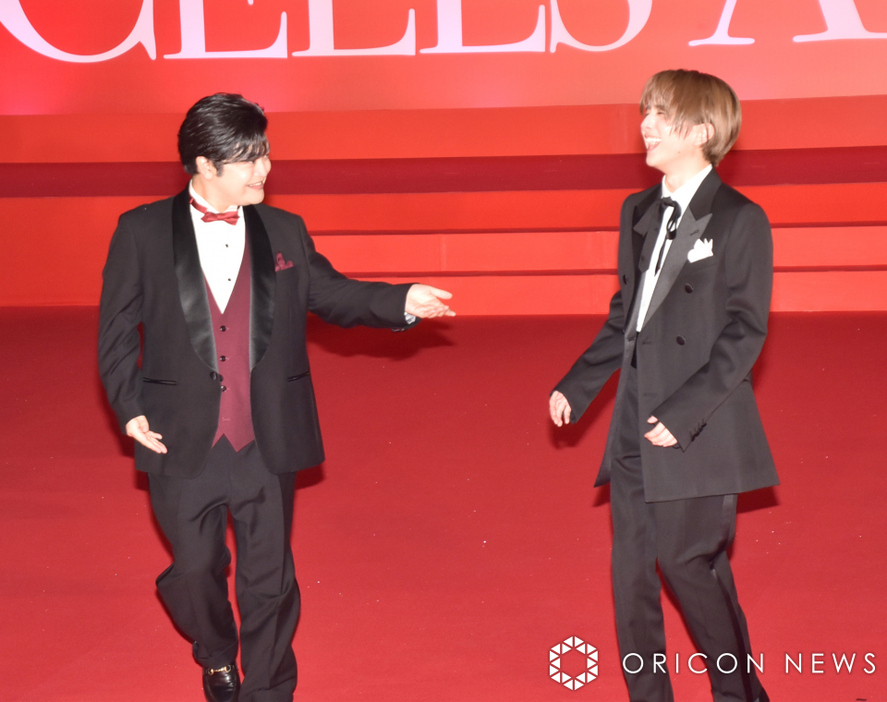 笑顔で手と手を取り合った（左から）加藤諒、板垣李光人 （C）ORICON NewS inc.