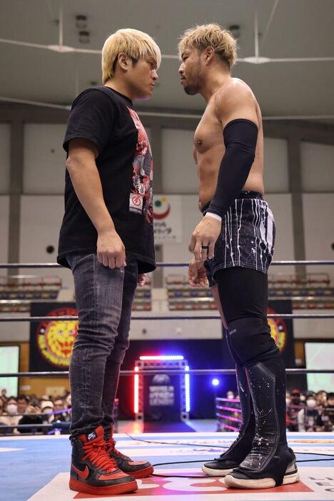 拳王（左）とＫＥＮＴＡ（写真提供・新日本プロレス）