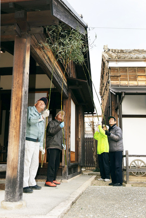 母屋のすす払いをする保存会のメンバーたち＝小野江町の松浦武四郎誕生地で