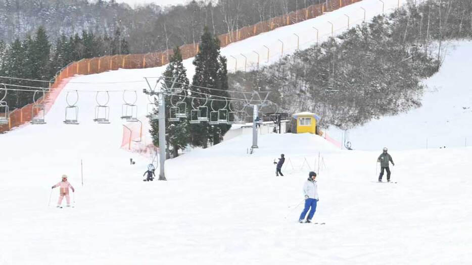 初滑りを楽しむスキーヤーら＝高山市丹生川町久手、飛騨ほおのき平スキー場