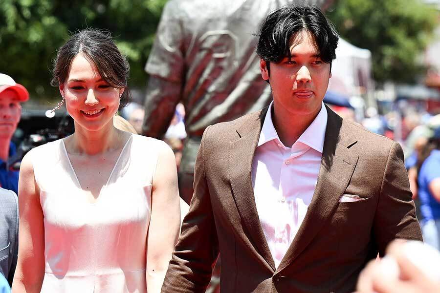 ドジャースの大谷翔平と真美子夫人（左）【写真：Getty Images】