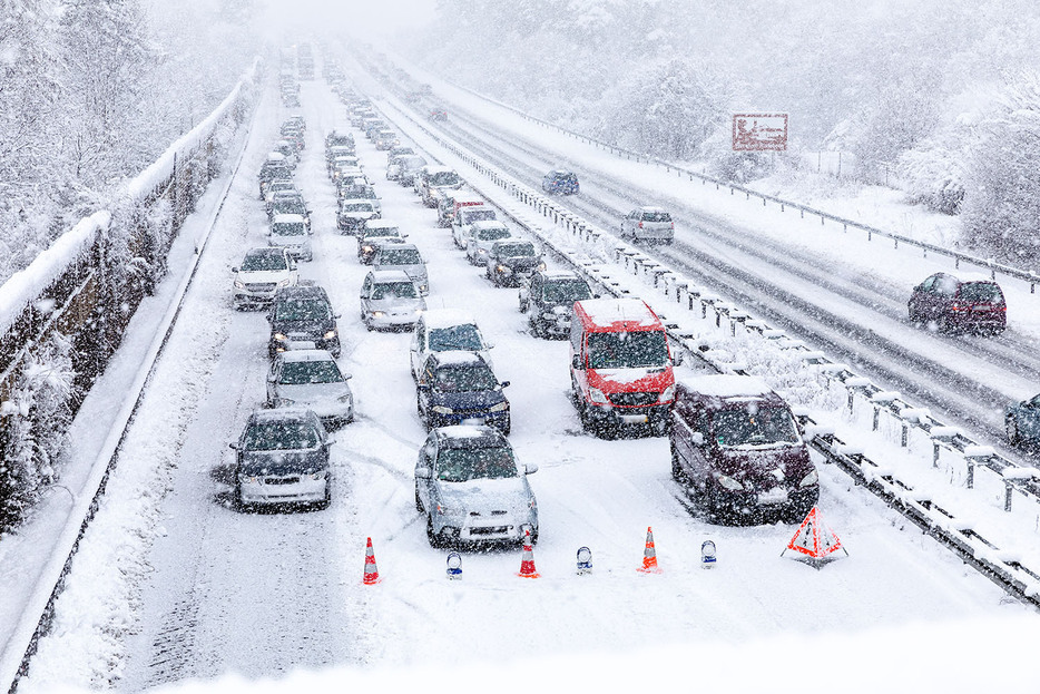 大雪の立ち往生の際、EVの電欠問題がよくクローズアップされるが、一酸化炭素が発生することを考えたら、事故率では内燃機関車の方が上とも捉えることができる。とはいえ、「大雪＝立ち往生」ありきで考える現状にも問題があると言えよう。