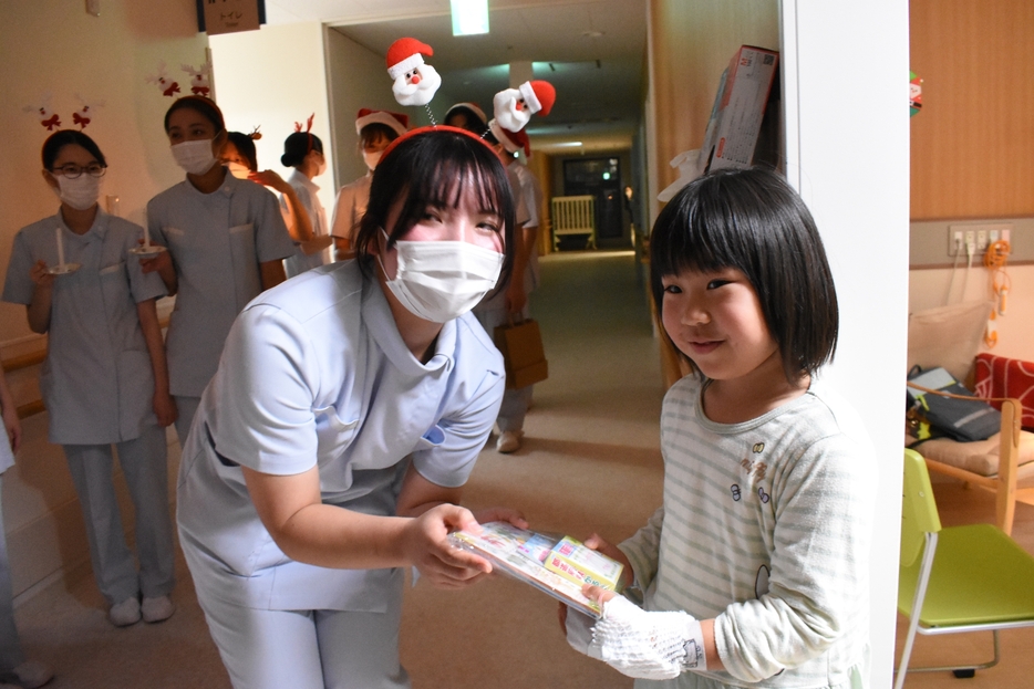 プレゼントを受け取って笑顔を見せる子ども＝岡山県津山市で