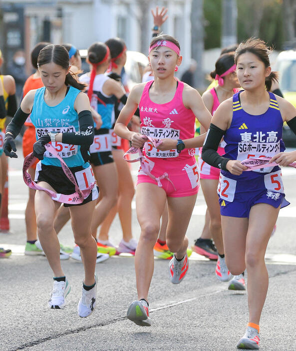 東大阪大敬愛の久保（中央）はタスキをもらい力走する（撮影・上山淳一）