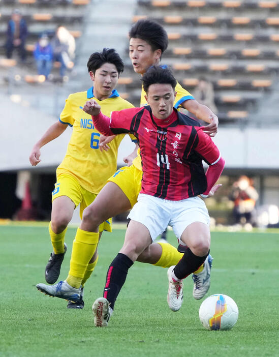 西目対日章学園　前半、ドリブルする日章学園・高岡（撮影・小沢裕）