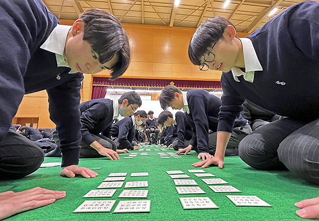 読み手の声に耳を澄まし、集中した表情の生徒たち＝東根市・東桜学館