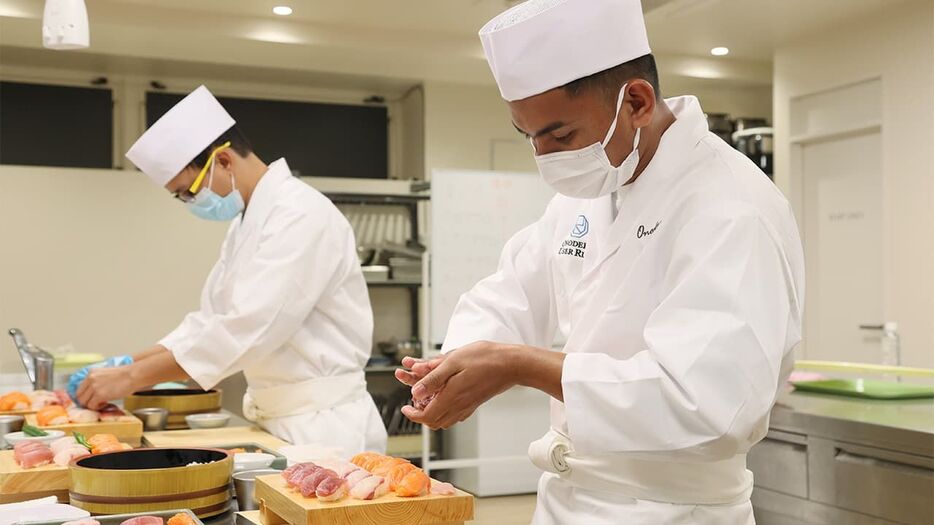 高級すし店などを展開する「銀座おのでら」による独自のすし研修で、黙々とにぎりを作るフィリピン出身の特定技能（外食）資格取得者＝2022年11月、東京都世田谷区（時事）