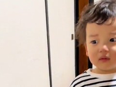 初めて赤ちゃんを目の前にして、困惑した顔の男の子