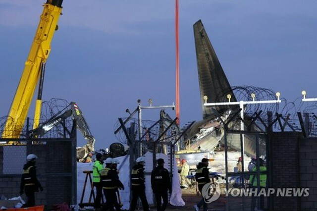 韓国南西部、全羅南道にある務安国際空港で29日午前9時7分ごろ、旅客機が胴体着陸を試みて失敗する事故が発生した。外壁に衝突して大破した旅客機＝（聯合ニュース）