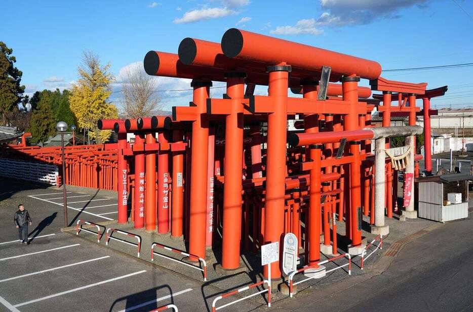 小泉稲荷神社の境内に並んだ大小さまざまな鳥居＝群馬県伊勢崎市（鴨川一也撮影）