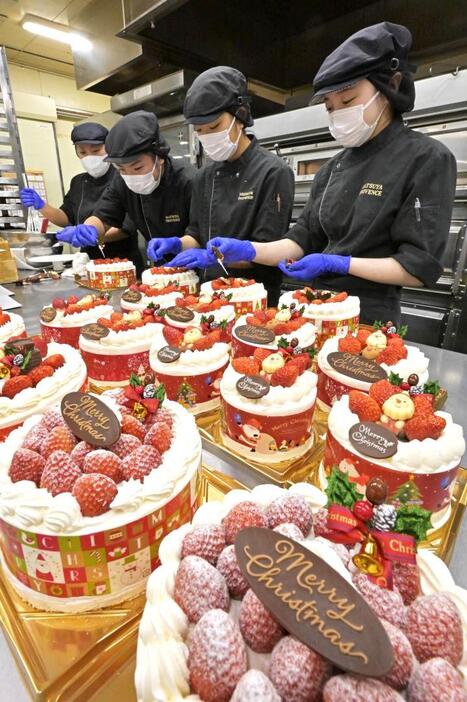 次々に出来上がるクリスマスケーキ=鉾田市塔ケ崎