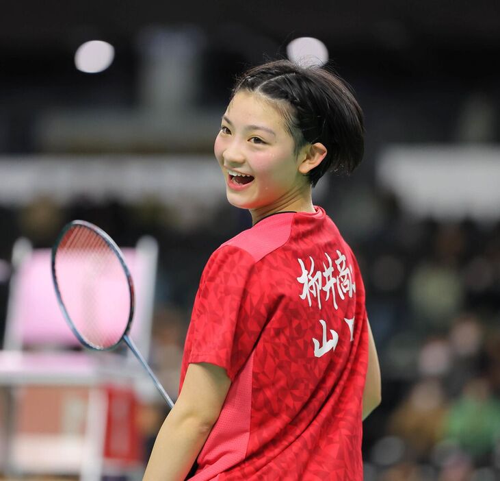 女子シングルスで初優勝を果たし、笑顔を見せる宮崎友花（カメラ・宮崎　亮太）