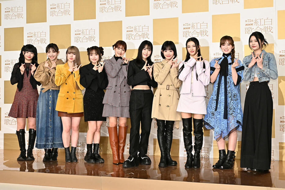 記念撮影するME：I。左からRINON、COCORO、AYANE、KEIKO、RAN、MOMONA、SHIZUKU、MIU、SUZU、KOKONA（撮影・滝沢徹郎）