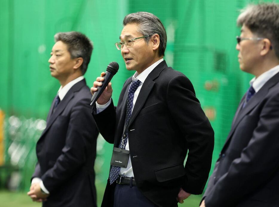 仕事納めで挨拶する阪神・嶌村聡球団本部長＝甲子園球場（撮影・中島信生）