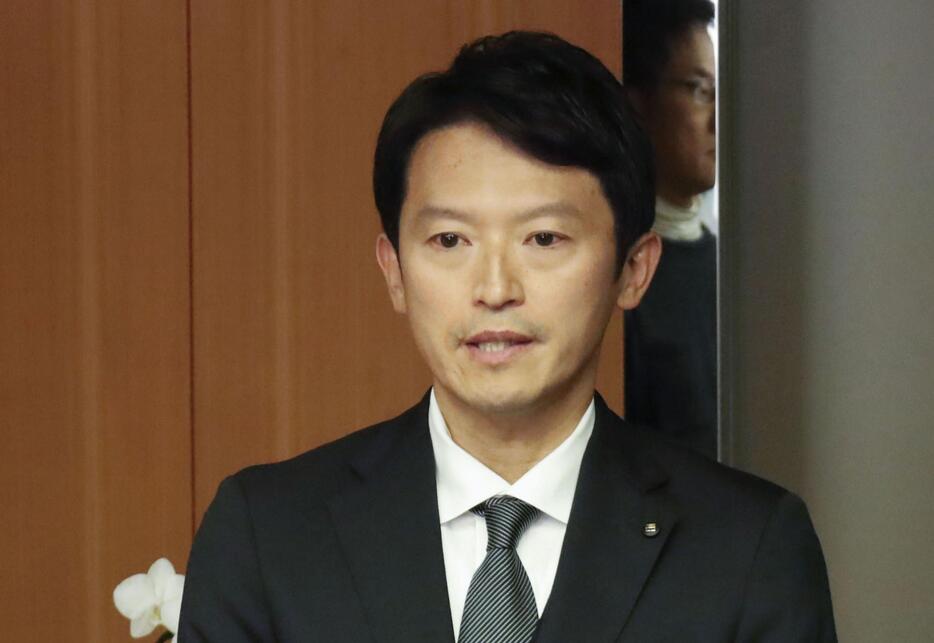 兵庫県庁で報道陣の取材に応じる斎藤元彦知事＝2日午後