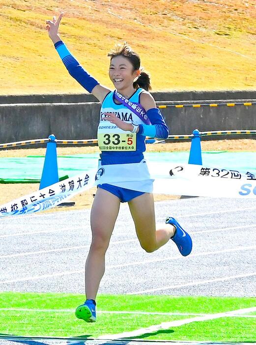 女子で2連覇のゴールテープを切る京山の最終走者、石原万結＝滋賀県希望が丘文化公園