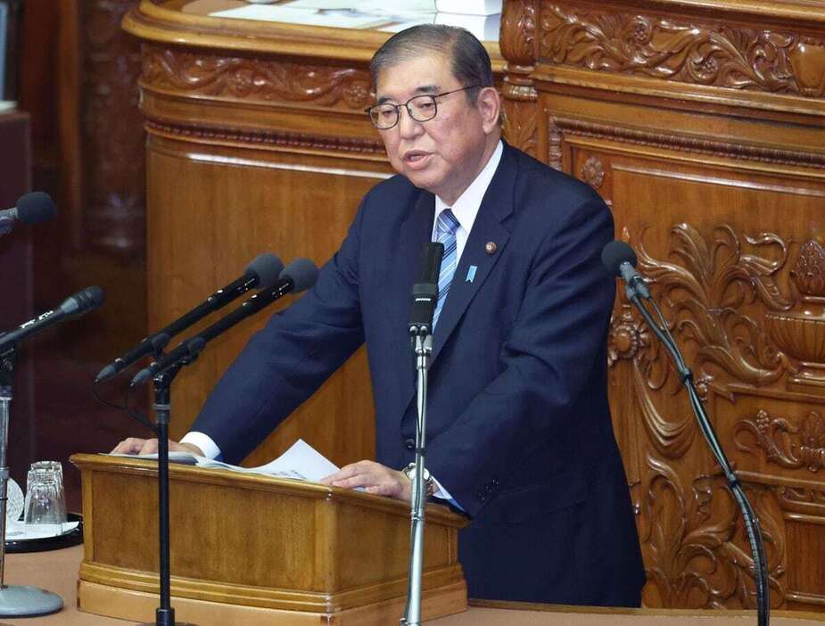 衆院本会議で所信表明演説を行う石破茂首相＝11月、国会・衆院本会議場（春名中撮影）