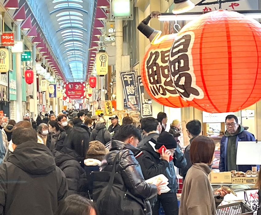 【写真】朝から多くの買い物客でにぎわう駒川商店街＝31日午前、大阪市東住吉区で