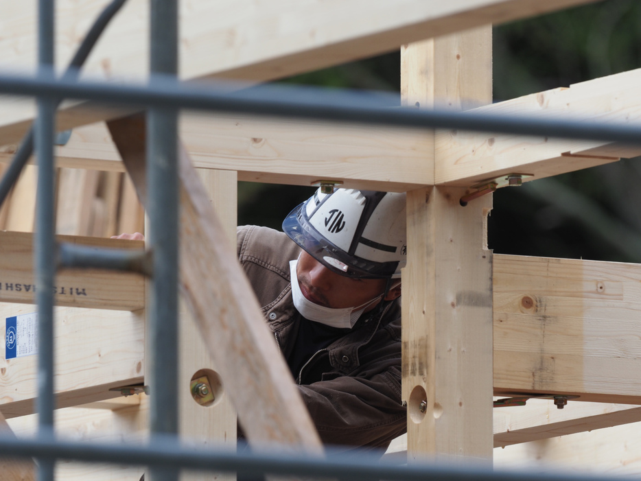 イエを形にする職人の仕事風景(写真提供：有限会社　神馬建設)