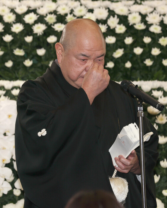 北の富士さんをしのぶ会であいさつをする日本相撲協会の八角理事長＝１８日、東京都墨田区（代表撮影）