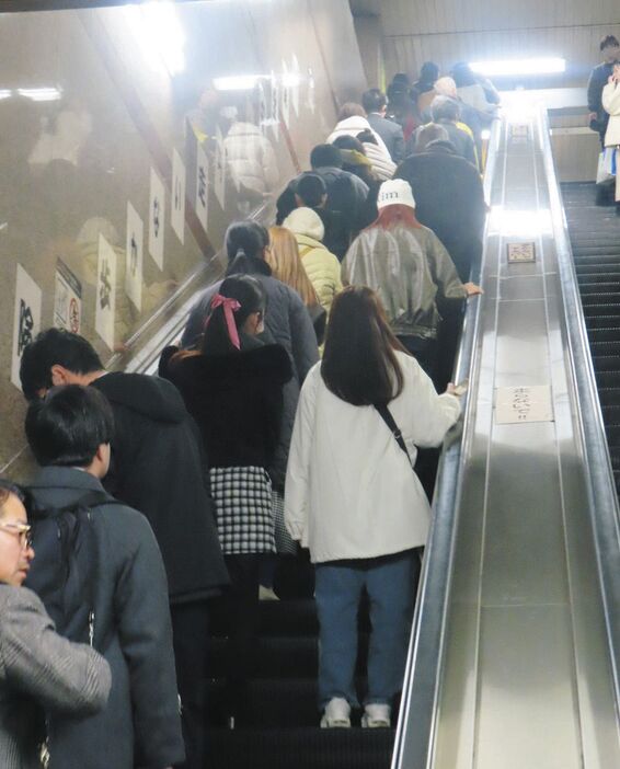 名古屋市営地下鉄久屋大通駅では片側を空けることなくエスカレーターを利用する光景が＝名古屋市中区で