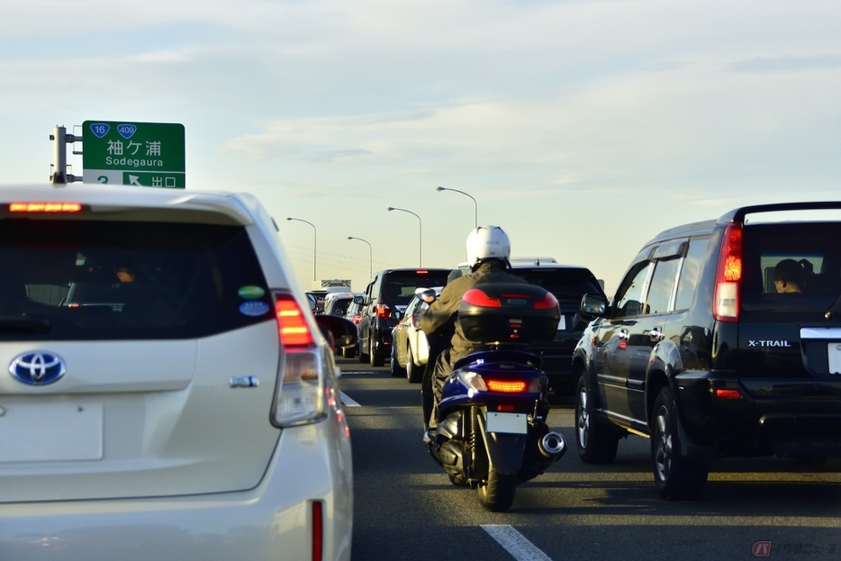 すり抜けとは、低速で走行しているクルマや、渋滞などによって停車しているクルマの間をバイクが走り抜けること