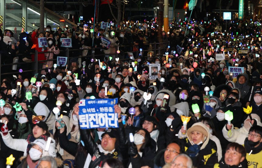 (写真：朝鮮日報日本語版) ▲22日夜、ソウル市竜山区の漢江鎮駅前で行われた「尹錫悦（ユン・ソンニョル）大統領逮捕・拘束農民行進保障要求市民大会」の様子。写真＝聯合ニュース