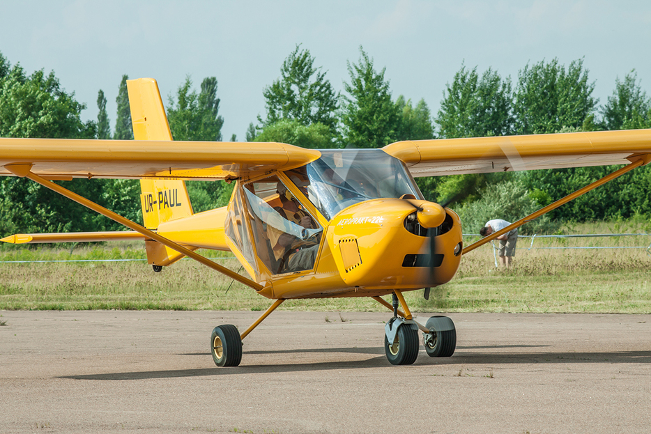 長距離ドローンのベースとなったプロペラ機「A-22フォックスバット」（dragunov / Shutterstock.com）