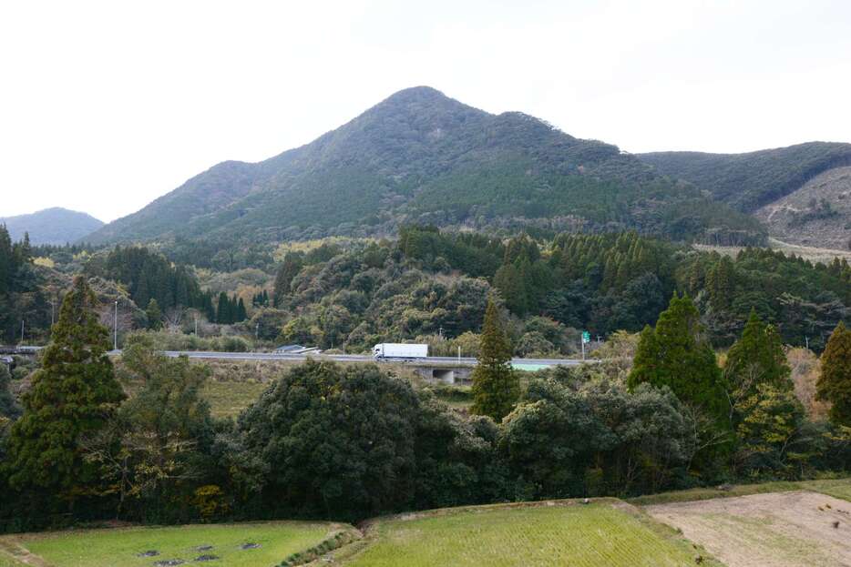 弾薬庫整備に向けた適地調査が進められる中岳＝１７日、さつま町永野