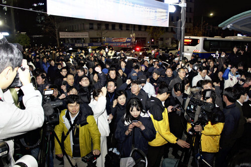 市民が集まり騒然とするソウルの国会前（４日午前０時１３分）＝依田和彩撮影