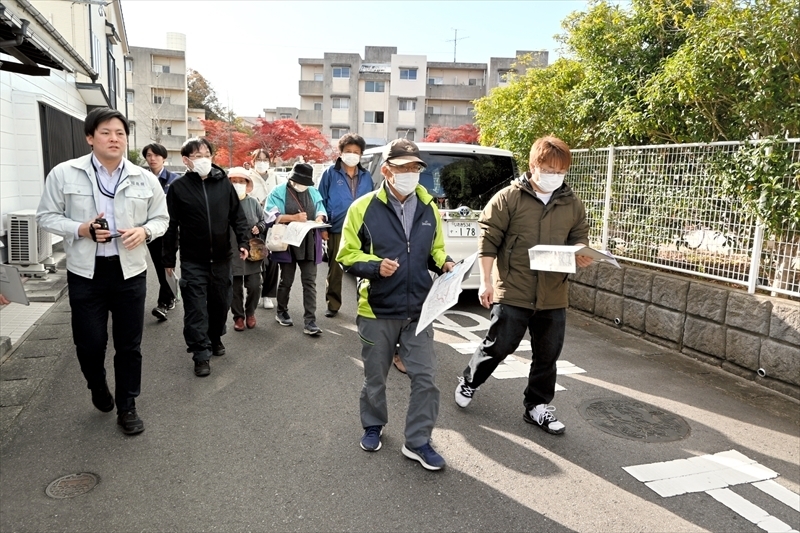 内郷内町地区の「防災まち歩き」に出発する参加者