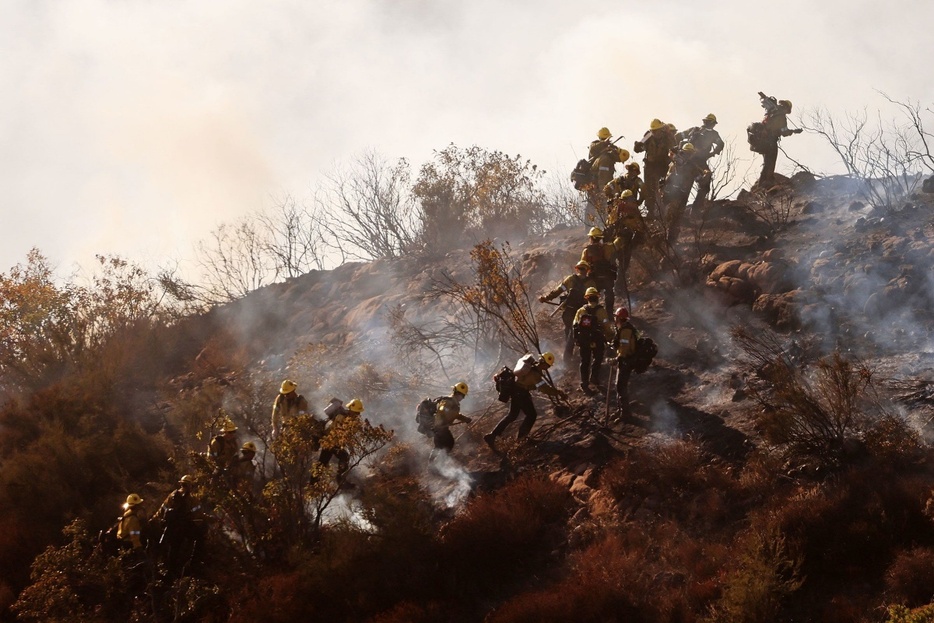 米カリフォルニア州南部の高級住宅地マリブで山火事が拡大し、住民２万人を対象に避難命令や警告が出された