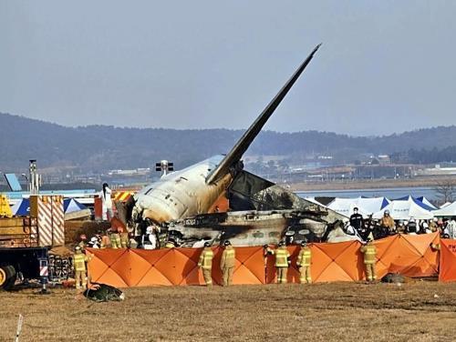 事故の衝撃で大破した旅客機（２９日午後４時１８分、韓国南西部・務安国際空港で）＝小池和樹撮影