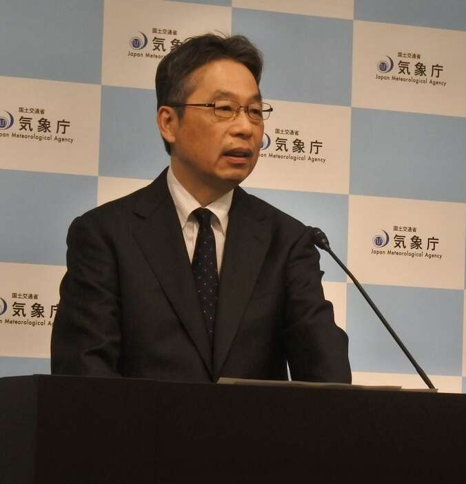 記者会見に臨む森隆志気象庁長官＝12月18日、同庁（市岡豊大撮影）