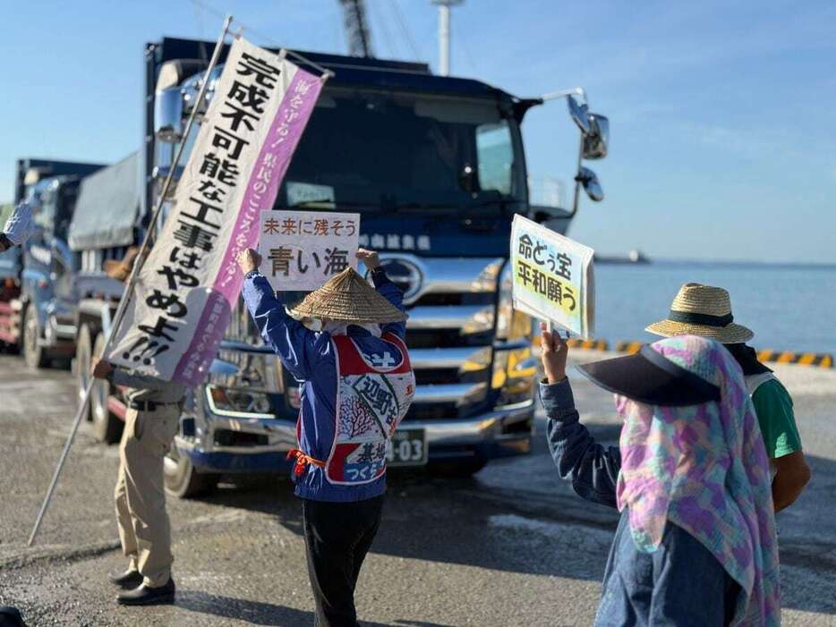 牛歩戦術でダンプカーの進路をふさぐ抗議者ら＝2日午前9時33分、沖縄県本部町（大竹直樹撮影）