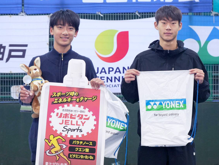 「岐阜国際ジュニアテニストーナメント Supported by KIMIKO DATE x YONEX PROJECT」（岐阜・長良川テニスプラザ）の男子シングルスで優勝を飾った大垣心太郎（INOUE TA／左）と準優勝のリュ・チャンミン（韓国）（写真提供◎ヨネックス）