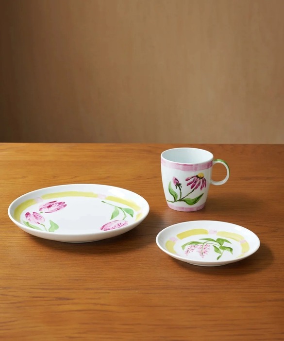 「PLATE S」￥3,520、「PLATE M」￥4,400、「MUG CUP」￥3,850　※EC・越谷・立川立飛・堺を除く店舗展開