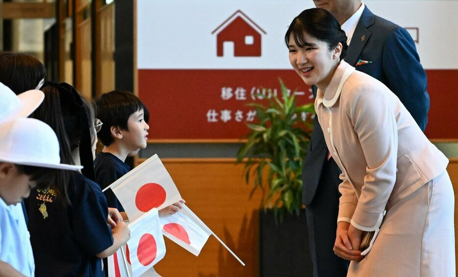 はじめてのおひとりでの地方公務となった佐賀県訪問。空港から県庁に到着した愛子さまは、出迎えの園児たちと目を合わせ、ほほ笑みながら声をかけた=2024年10月11日、佐賀市