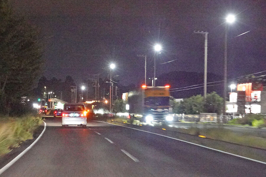 熊谷東松山道路は中央分離帯もしっかりした4車線の高スペック道路だ（乗りものニュース編集部撮影）。