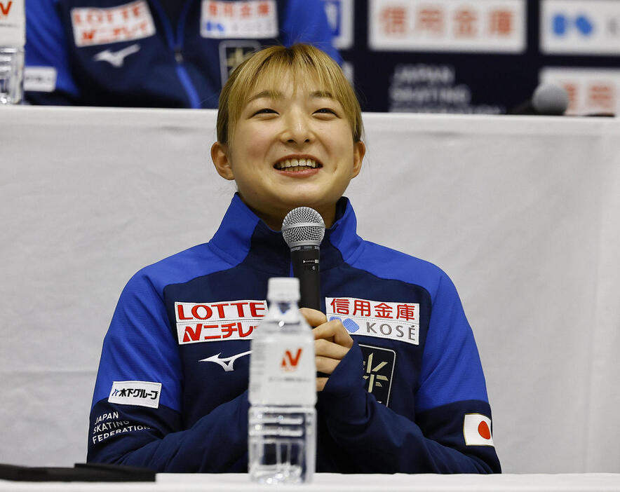 世界選手権出場が決まり、記者会見する坂本花織（2024年12月23日撮影）