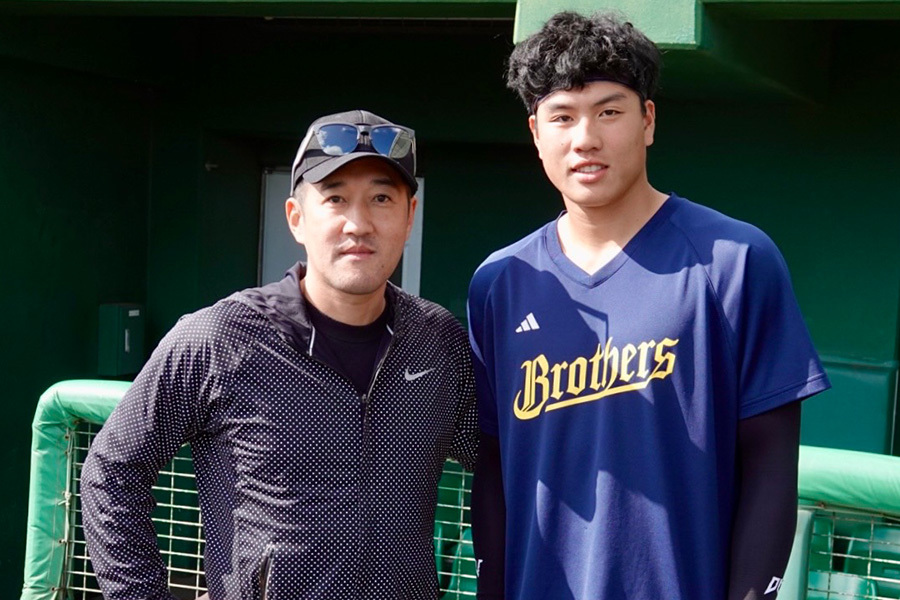 中信兄弟の平野恵一監督（左）と許庭綸【写真：木村竜也】