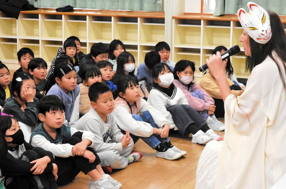 神原さん（右）の話を聞く児童たち＝１８日、境港市麦垣町の中浜小