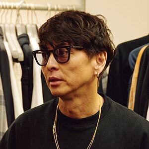 「デラックス」デザイナー HUEさん●20代で渡米し、帰国後の2003年にデラックスを設立。海外での経験と自身が影響を受けたストリートカルチャーを軸に、より上品に昇華した新たなカジュアル観で東京シーンを牽引している。