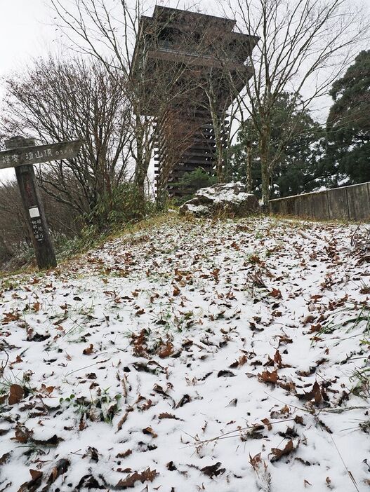 雪で白くなったごまさんスカイタワー周辺（７日、和歌山県田辺市龍神村で）