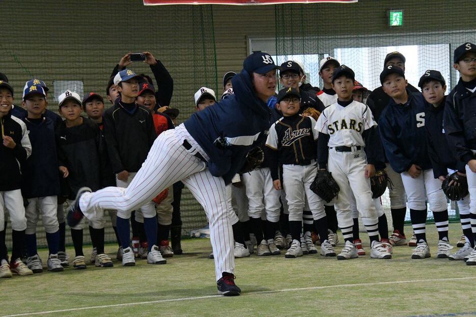 新潟・燕市で行われた野球教室に参加し、子供たちと交流するヤクルト・吉村貢司郎