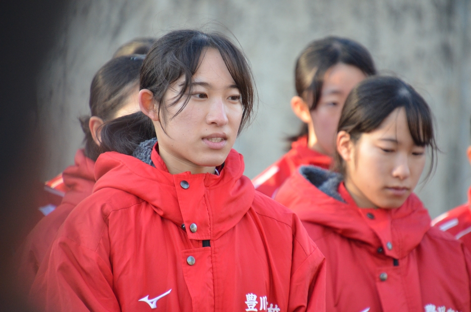 あいさつする主将の秋竹凛音選手㊧と見守る奏音選手