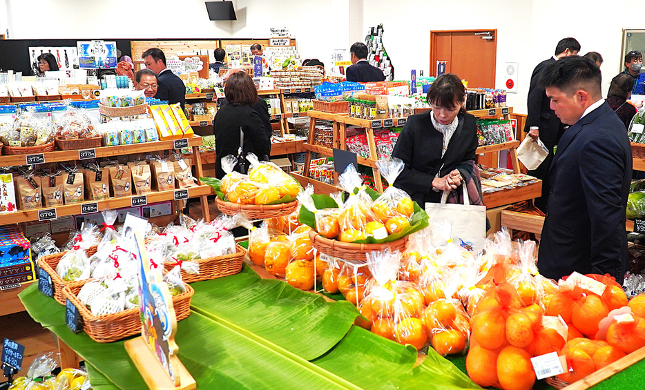 徳之島町「道の駅とくのしま」(写真は地場産品など販売コーナー)＝14日、徳之島町